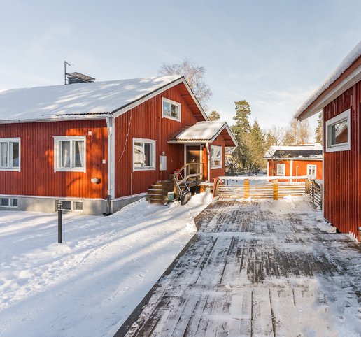 Turunmaan Kiinteistöt talvinen omakotitalo
